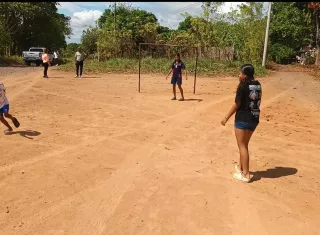 Entre barro y carencias, pelaitos de Calobre no sueltan el balón