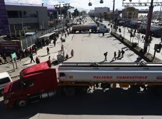 Gobierno de Bolivia se tambalea por cierres por combustible y tierras