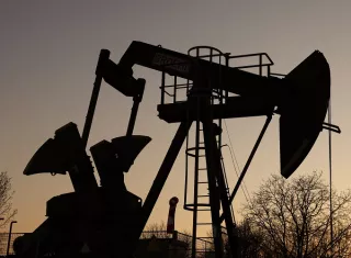 Petróleo sigue al alza, el barril alcanza los $109 a pesar de propuesta de paz