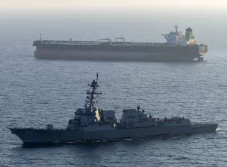 El destructor de misiles guiados USS Rafael Peralta (DDG 115) hace cumplir el bloqueo estadounidense de los puertos iraníes. Foto. @CETCOM