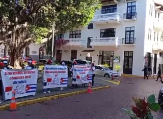 Familiares y amigos de los detenidos protestas de forma pacífica. 