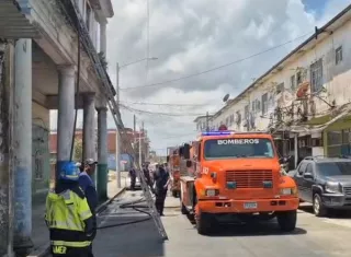Los bomberos que acudieron a atender la emergencia realizaron labores de extensión y ventilación para evitar que el fuego se propagara a otros apartamentos. Foto. Diómedes Sánchez