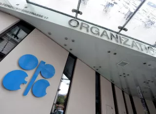 La retirada de Emiratos Árabes Unidos llega en un momento en que la producción de la OPEP se redujo en marzo en casi 8 millones de barriles diarios (mbd), un 27,5 % menos que en febrero, debido a la guerra de Irán y al bloqueo del estrecho de Ormuz. Foto. EFE