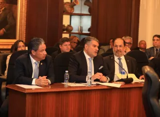 El gerente de la Caja de Ahorros, Andrés Farrugia, llegó al Consejo de Gabinete con el anuncio. 