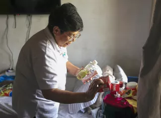 Omayra Tristán, víctima del envenenamiento masivo en Panamá, realiza actividades en su casa. EFE