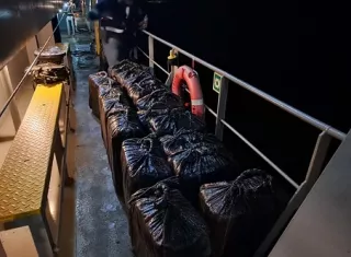 La droga estaba oculta en uno de los contenedores que transportaba el navío.  /  Foto: PN