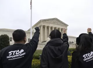 Los nueve jueces escucharán la querella contra la decisión de la Administración de Trump de echar abajo el TPS que protege a unos 350,000 haitianos y 6,100 sirios. Foto. EFE