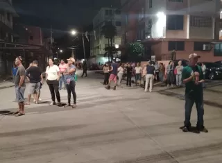 Los residentes cerraron la vía la noche del martes para llamar la atención y el Idaan le resuelva el problema de falta de agua. 