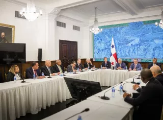 La reunión se realizó en el Salón Paz del Palacio de las Garzas, con la presencia de varios ministros que acompañaron al mandatario, entre ellos Juan Carlos Orillac, Javier Martínez Acha y Felipe Chapman.