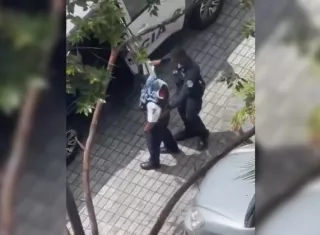 Los deliencuentes balaeron al agente de seguridad.  /  Captura de video