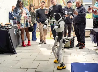 Personas observan robot bailarín durante una demostración este miércoles, en Maplewood (EE.UU)./ Foto: EFE