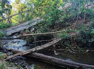 Los vecinos de Villa Carmén que utilizan este puente son conscientes de que, una vez lleguen las lluvias, será imposible utilizarlo.
