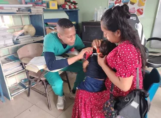 Decenas de familias del área de difícil en Donoso reciben servicios de salud