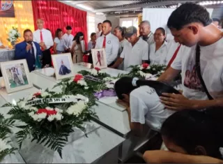 ‘Te amo, mamá’: hijo se despide ante 4 ataúdes tras tragedia en Chame