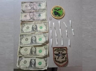 Cae un sujeto en plena calle con tubitos de coca y efectivo