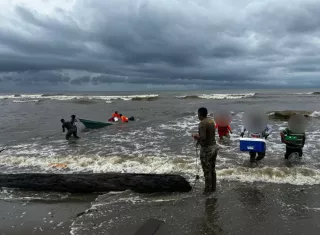   Rescatan a tripulantes a la deriva en Costa Abajo de Colón