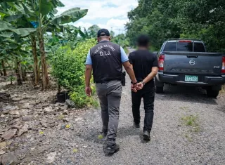 Hombre queda detenido: Le encontró la foto de otro a su pareja y lo mató