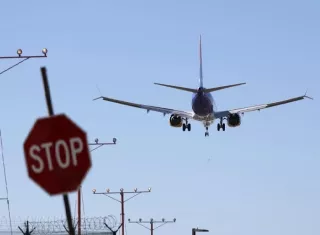 EE.UU.: Investigan choque de un avión con un camión en aeropuerto de Newark