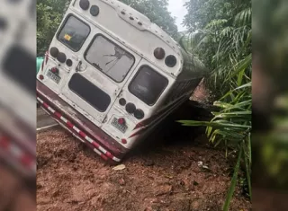 Pasajeros se salvan de milagro; bus casi se cae por un barranco