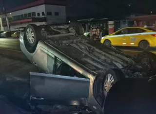 Colisión y vuelco como de película en plena carretera Panamá-Colón