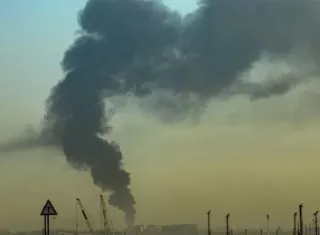 Emiratos Árabes Unidos reporta ataques pese a tregua entre Irán y EE.UU.