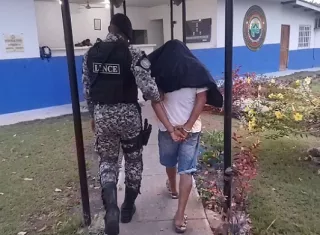 Hijo drogado le cercena un dedo a machetazos a su padre