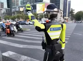 China estrena su escuadrón de polícias de tránsito robótico. ¡Anticoima!