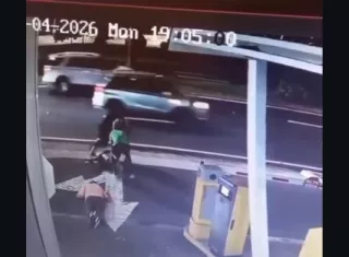Brutal asalto en plena avenida Balboa: 3 sujetos atacan y roban a 2 personas