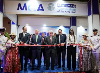 Mulino defiende la bandera panameña y anuncia nuevos puertos