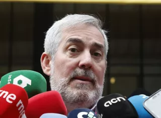 Fernando Clavijo señaló que, a última hora de este sábado, se notificó que dos de los aviones se retrasan, por lo que las operaciones de desembarco se prolongarán hasta el lunes. Foto. EFE