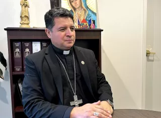 Cruzó escondido en un maletero y ahora será obispo en Estados Unidos