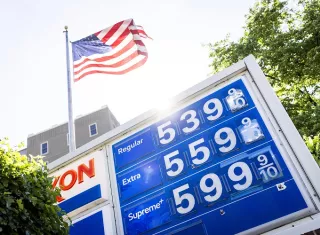EE.UU. estudia quitar impuestos para frenar crisis del combustible