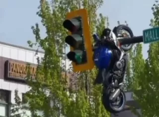 Moto quedó colgando de un semáforo tras brutal accidente 