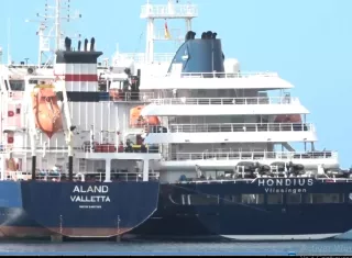El buque, que tuvo que atracar por razones de seguridad para facilitar la salida de los últimos pasajeros, zarpó con rumbo al puerto neerlandés de Róterdam, donde tendrá que ser desinfectado. Foto. EFE