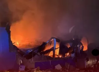 Voraz incendio consume bodega en Granja La Ermita
