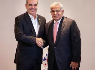 Abinader viaja a Panamá para reunión con Mulino y foro de zonas francas