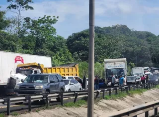 Todos los vehículos que sufrieron daños de consideración tuvieron que ser removidos en grúa.  / Foto: TraficoCpanama