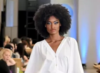 Hilary Marie, la modelo panameña, la bota al desfilar para Vogue