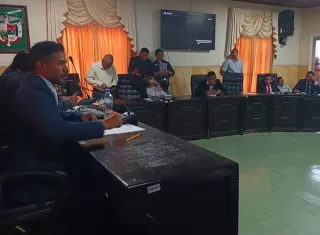 Alcalde y representantes se dijeron de todo por millonario proyecto en Santiago