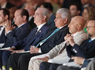 El presidente de Panamá, José Raúl Mulino (c), asiste junto a su homólogo de República Dominicana, Luis Abinader (3-i), y al dr. Mohammed Al Zarooni (2-d), presidente ejecutivo de la World Free Zones Organization, a la inauguración oficial del Congreso Mundial de Zonas Francas este miércoles. EFE 