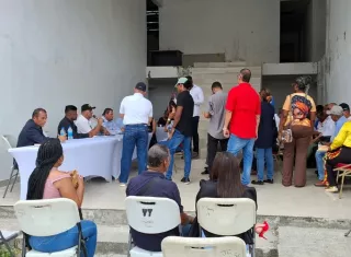 Durante la reunión, varios ediles expresaron su solidaridad con los extrabajadores municipales y aseguraron que respaldarán las acciones encaminadas a lograr el cumplimiento de los pagos pendientes. Foto. Diómedes Sánchez