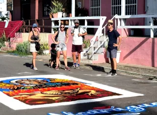 Además, las alfombras tendrán como temática principal diferentes santos y figuras religiosas vinculadas a la comunidad, entre ellas la Santísima Trinidad, el Corazón de Jesús, entre otros. Foto. Thays Domínguez