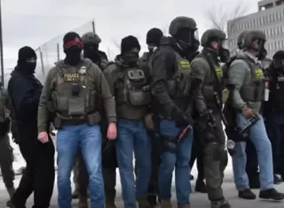 ICE ha ofrecido respaldo a los departamentos de policía locales y a otras agencias federales para brindar seguridad adicional en los perímetros de los estadios durante los partidos.
