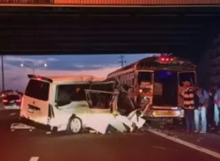 El accidente se dio cerca de las 5:30 de la mañana, cuando un busito de turismo impactó por detrás a un bus de la ruta Capira 