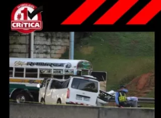El accidente ocurrió en la autopista Arraiján-La Chorrera, a la altura del puente vehicular de Costa Verde, donde el autobús se mantenía estacionado. 