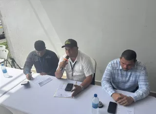 Elvin Ábrego, director regional del MOP, presentó un informe sobre las obras ejecutadas y los proyectos que actualmente desarrolla la institución, luego de ser citado por los representantes de corregimiento. Foto. Cortesía