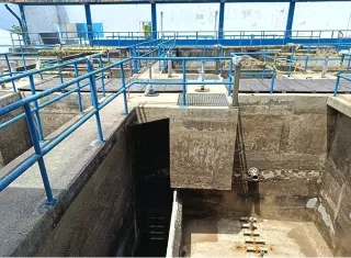 Actualmente se ejecutan trabajos de limpieza en la toma de agua, desmontaje de estructuras del techo y evaluaciones técnicas de las columnas.