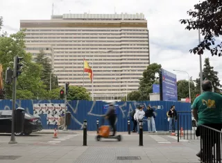 Trece de las catorce personas ingresadas en el hospital Gómez Ulla de Madrid, en sus primeros pruebas han dado negativo en hantavirus, serán sometidas a una nueva prueba el lunes. Foto. EFE