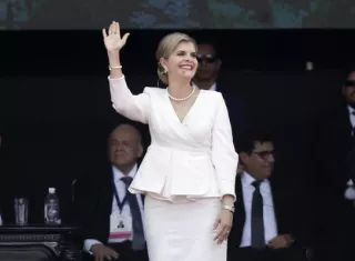 La presidenta de Costa Rica, Laura Fernández (c) durante su ceremonia de investidura. Foto: EFE 