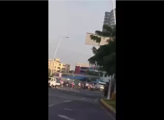 Al lugar llegaron unidades de la Policía Nacional para controlar el tránsito y evitar enfrentamientos.